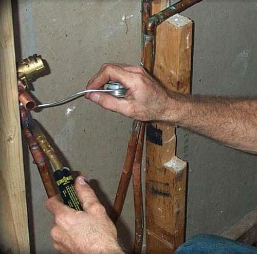 Почему возникает стук в трубах. Почему слышны щелчки, треск и стуки 04