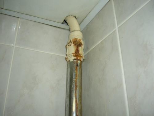 Слышно, как вода течет по трубам. Естественный шум