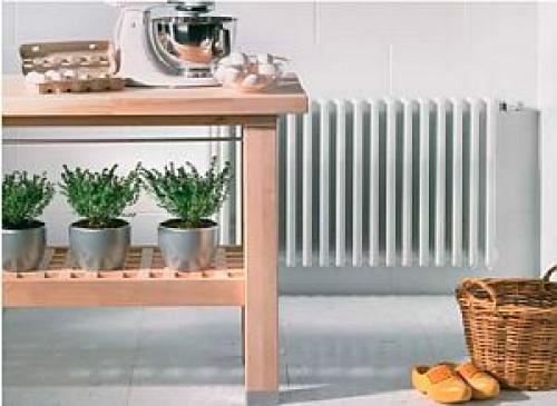 Таблица расчета мощности стальных радиаторов отопления. Для примера возьмем комнату размером 3 х 5 метров, с высотой потолка 2,7 метров, одним окном и дверью. Расчет радиатора для нее будет выглядеть так: 01 Таблица расчета мощности стальных радиаторов отопления. Для примера возьмем комнату размером 3 х 5 метров, с высотой потолка 2,7 метров, одним окном и дверью. Расчет радиатора для нее будет выглядеть так: 01