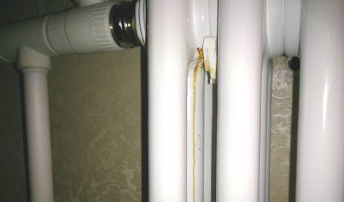 Ремонт батареи отопления своими руками. Ремонт радиаторов отопления своими руками: технология устранения течи со снятием устройства. Советы, что делать если потекла батарея