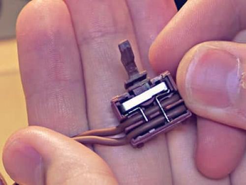 Электроподжиг щелкает не переставая. Почему постоянно щелкает и не отключается автоподжиг газовой плиты или панели