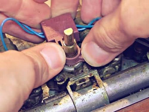 Электроподжиг щелкает не переставая. Почему постоянно щелкает и не отключается автоподжиг газовой плиты или панели