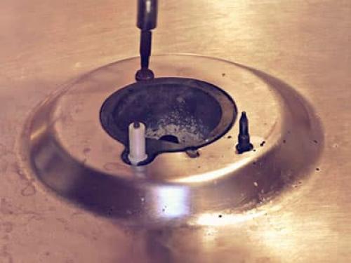 Электроподжиг щелкает не переставая. Почему постоянно щелкает и не отключается автоподжиг газовой плиты или панели