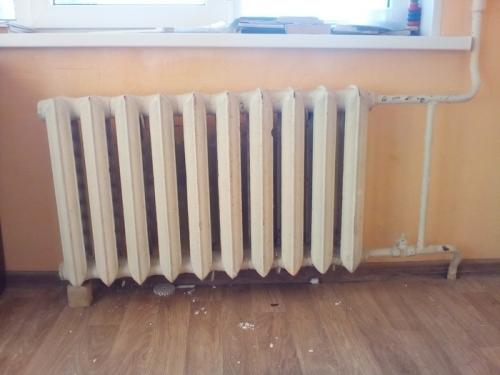 Криво висит радиатор отопления. Укрепление батареи отопления с помощью ЖЭУ