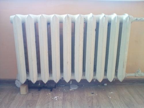 Криво висит радиатор отопления. Укрепление батареи отопления с помощью ЖЭУ