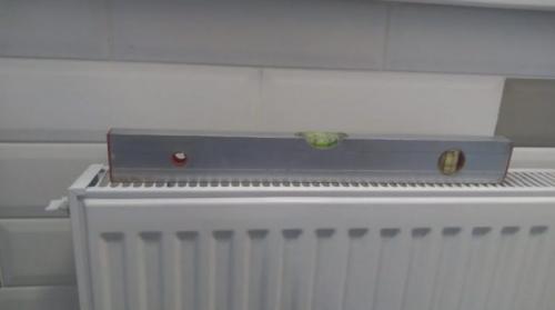 Нужно ли ставить чугунные батареи под наклоном. Ошибся ли мастер установив радиатор под наклоном?