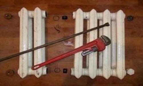 Как снять заглушку с чугунной батареи. Как открутить пробку на чугунной батарее отопления?