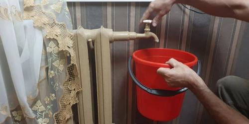 Как спустить воздух с батареи на последнем этаже. Как спустить воздух с батарей через специальные устройства