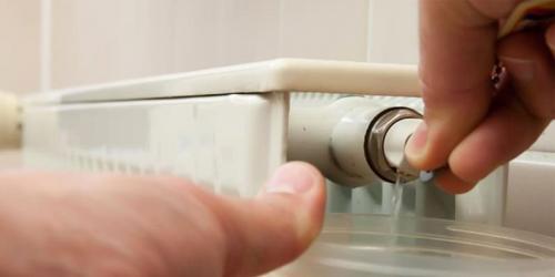 Как спустить воздух с батареи на последнем этаже. Как спустить воздух с батарей через специальные устройства