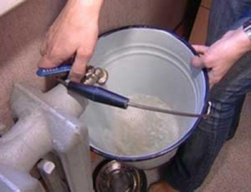 Как спустить воздух с батареи без ключа. Что делать при образовании воздушных пробок