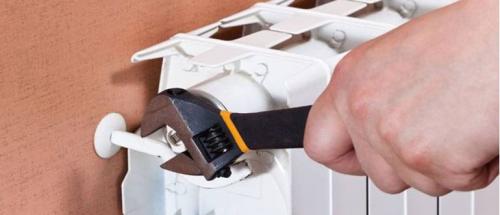 Как спустить воздух с батареи чугунной. Как спустить воздух из батареи отопления краном Маевского