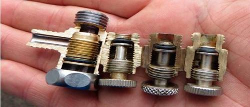 Как спустить воздух с батареи чугунной. Как спустить воздух из батареи отопления краном Маевского