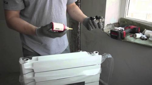 Сборка секций алюминиевых радиаторов. Батарей много, а метод сборки один