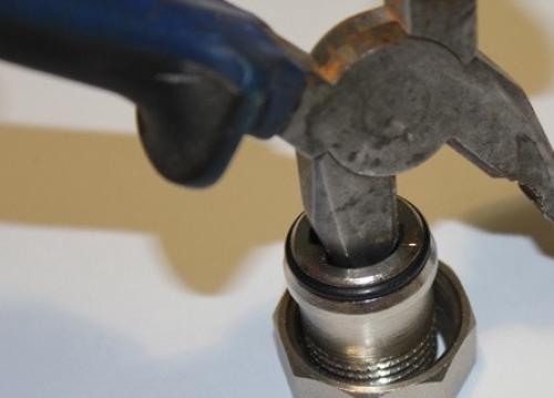 Сборка секций алюминиевых радиаторов. Батарей много, а метод сборки один