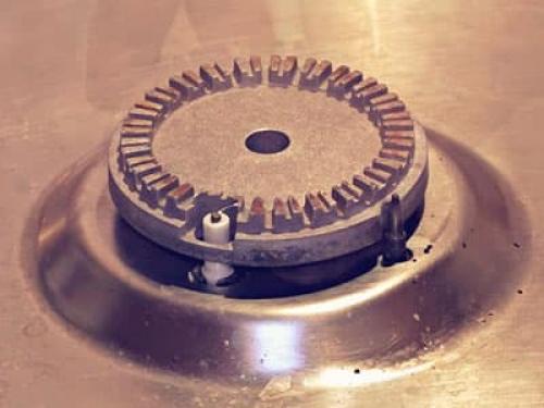 Электроподжиг щелкает не переставая. Почему постоянно щелкает и не отключается автоподжиг газовой плиты или панели