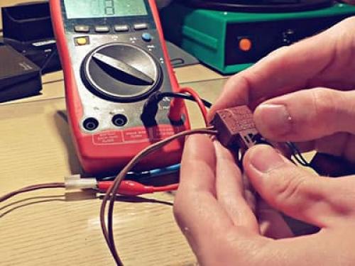 Электроподжиг щелкает не переставая. Почему постоянно щелкает и не отключается автоподжиг газовой плиты или панели