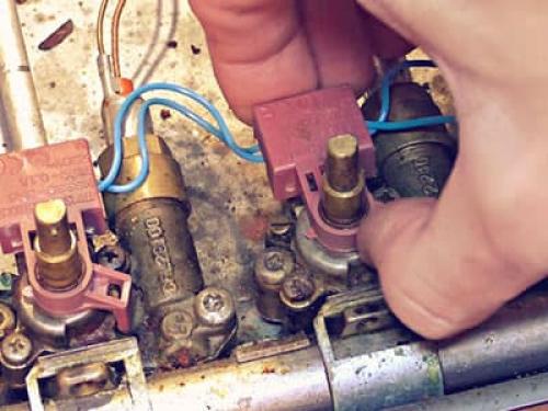 Электроподжиг щелкает не переставая. Почему постоянно щелкает и не отключается автоподжиг газовой плиты или панели