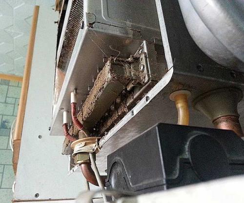 Стук в котле аристон. Почему шумит газовый котёл: когда включаешь горячую воду, причины