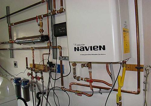 Стук в котле аристон. Почему шумит газовый котёл: когда включаешь горячую воду, причины