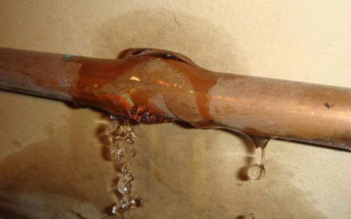 Капает батарея после включения отопления. Виды и причины протечек