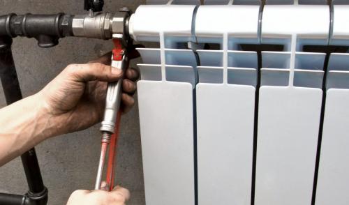 Течет батарея летом. Есть ли вода в батареях летом