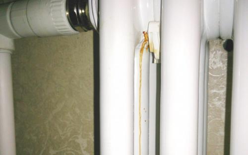 Капает батарея после включения отопления. Виды и причины протечек