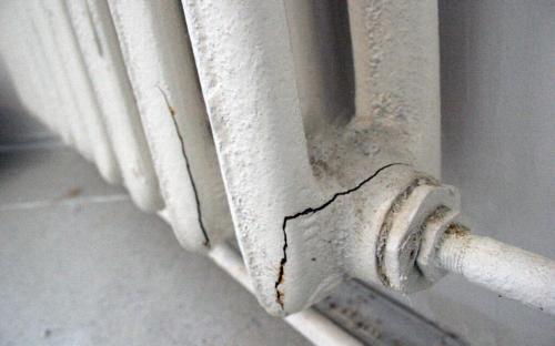 Капает батарея после включения отопления. Виды и причины протечек