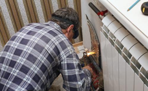 Капает батарея, чем замазать. Чем заделать течь батареи отопления