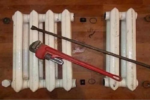 Течет батарея где гайка. Как заделать течь между секциями чугунной батареи