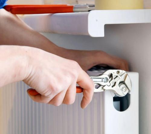 Как спустить воздух с батареи старого образца. Как спустить воздух из батарей в частном доме