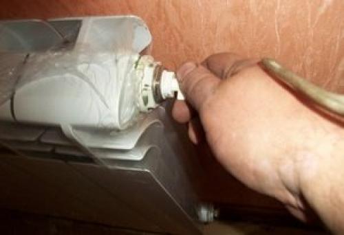 Как спустить воздух из батарей отопления. Как определить наличие воздушной пробки 02