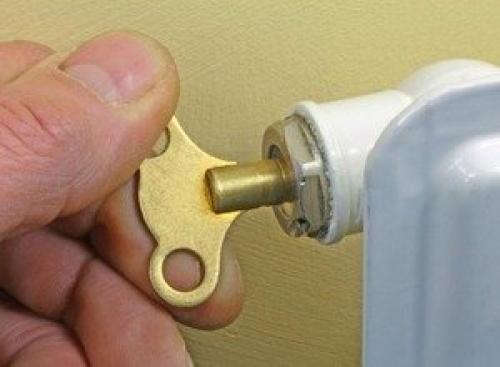 Как спустить воздух из батарей отопления. Как определить наличие воздушной пробки 05