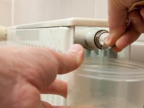 Как спустить воздух из батарей отопления. Как определить наличие воздушной пробки 01