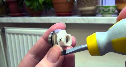 Как спустить воздух с батареи, если нет крана. Рекомендации по развоздушиванию радиаторов