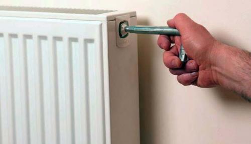 Как спустить воздух с батареи старого образца. Заполняем систему правильно