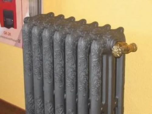 Сколько воды в одной секции биметаллической батареи. Вес одной секции радиатора. Сколько весит одна секция чугунной батареи старого образца
