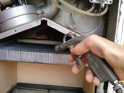 Вибрация при работе газового котла. Почему шумит газовый котёл: когда включаешь горячую воду, причины